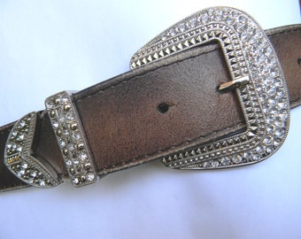 【DND4DES】STUDDED RHINESTONE CARVED BUCKLE LEATHER BELT main image 0
