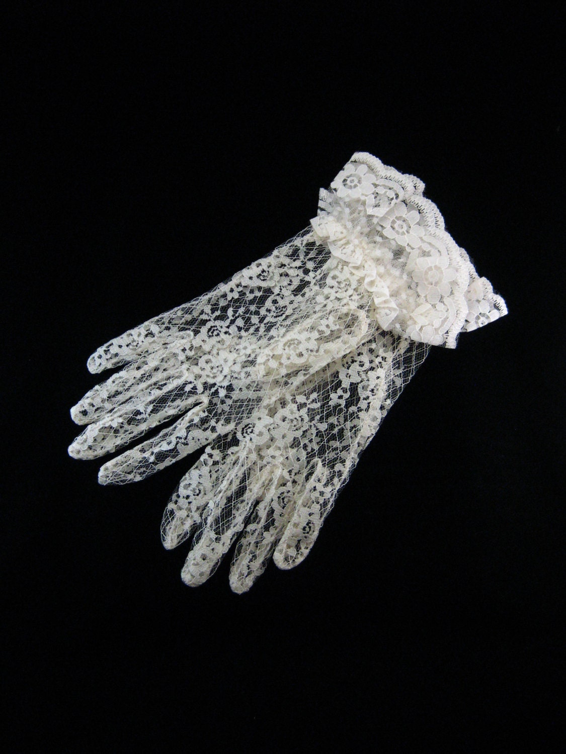 Vintage Style Ivory Lace Gloves