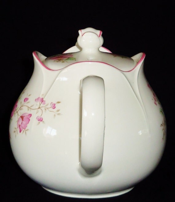 Vintage Sadler Windsor England Teapot with Scalloped Rim