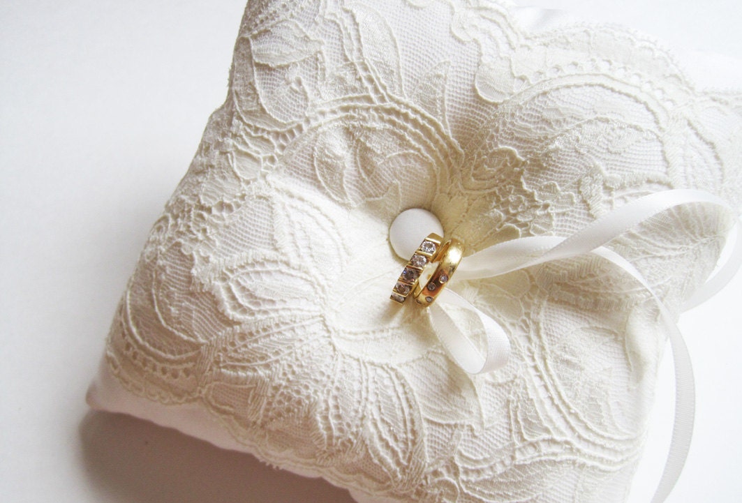 Wedding Ring Pillow: Ivory Lace by MyThreeAunts on Etsy