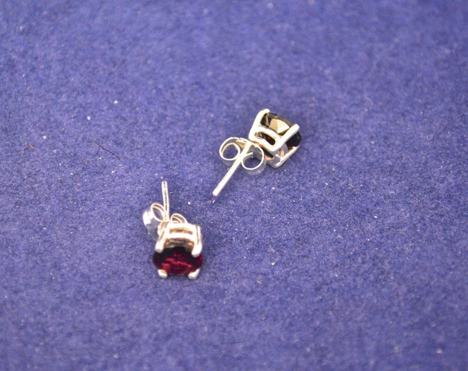 Red Garnet Stud Earrings 6.5mm Round, Natural, Set in Sterling Silver E307