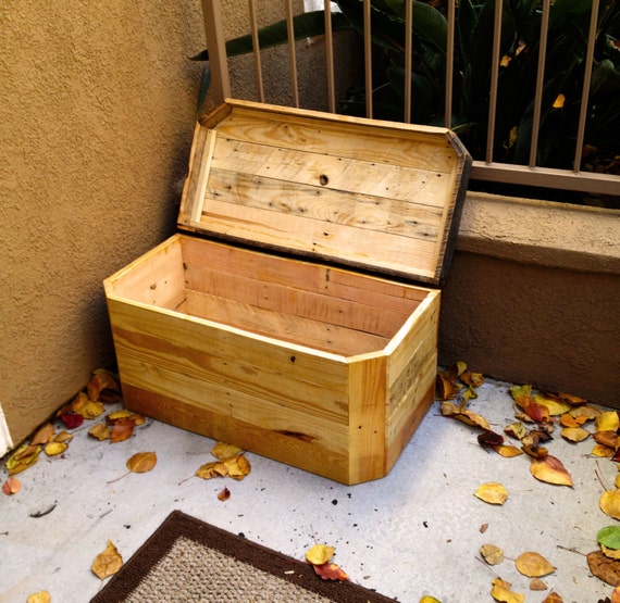Rustic Chest: Great Handmade Pallet Wood Chest with a by 