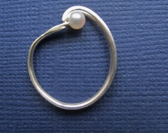 Silver Pearl Ring . Minimalist Pearl Ring . OOAK Stackable Pearl Ring . Slim Sterling Silver 925 Ring . White Pearl Ring /. Bague Perle