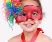 Paradise Parrot - Scarlett Macaw Feather Bird Mask - Red & Rainbow - Halloween Costume Accessory: Fits toddler to adult Il_170x135