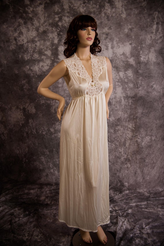 Vintage Vanity Fair Nightgown 70 S Ivory Long Soft Nylon
