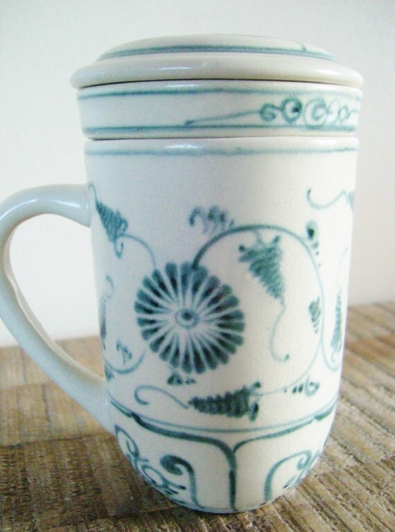 Vintage White and Blue Ceramic Tea Infuser Lidded Mug
