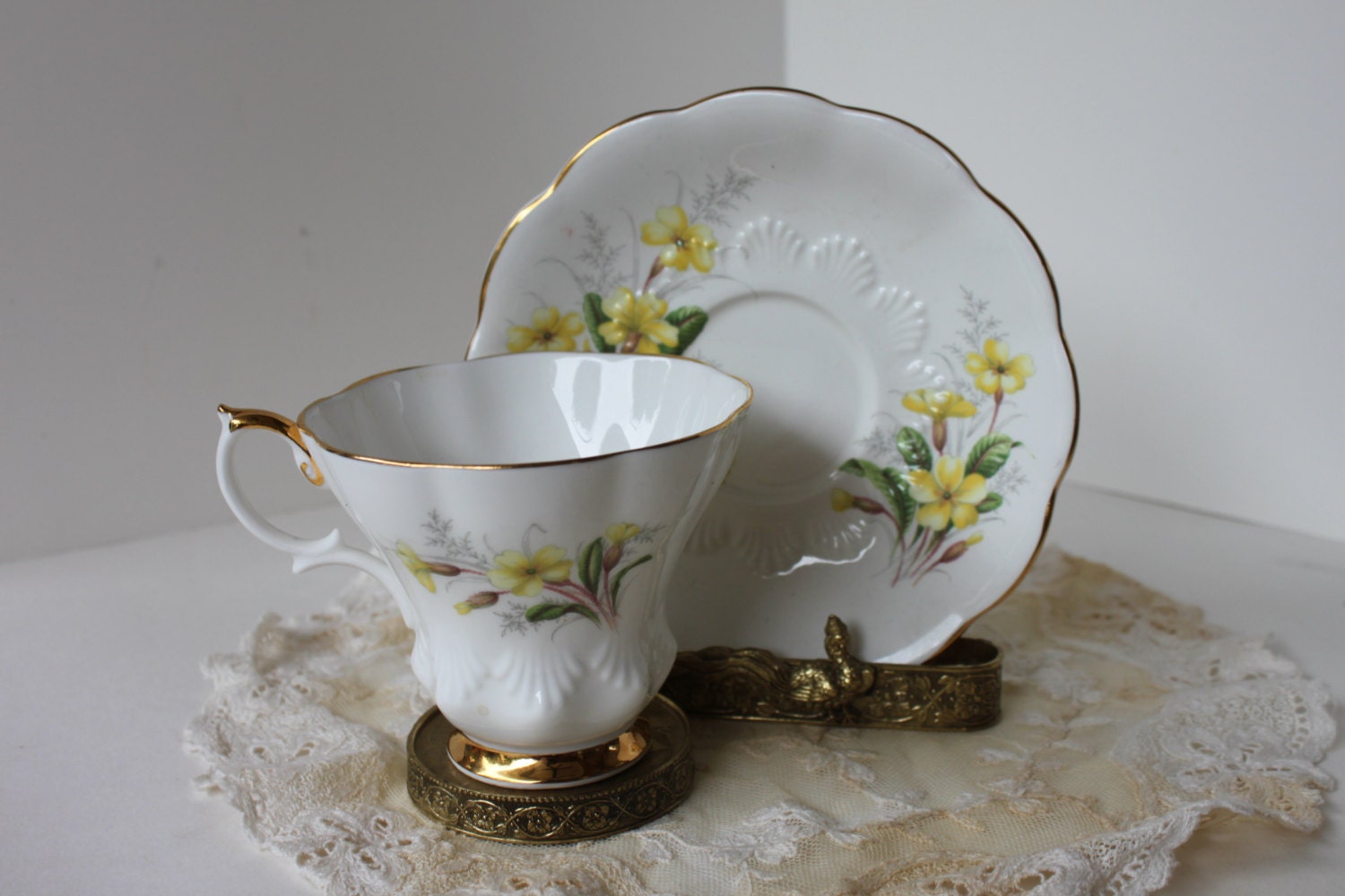 Vintage Teacup and Saucer Display STAND with PEACOCK Ardalt