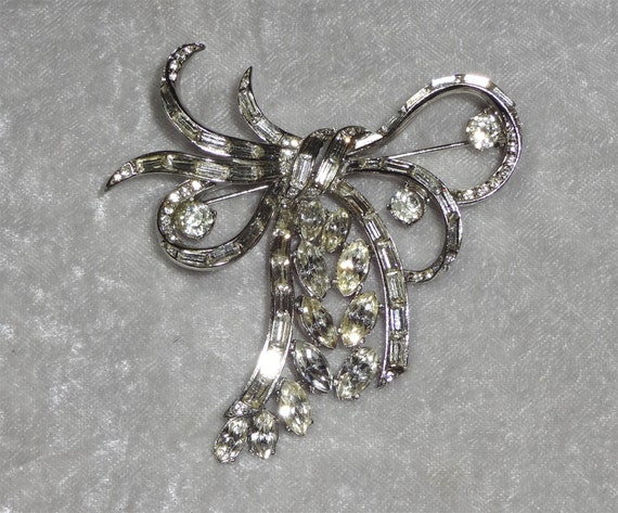 Big White Rhinestone Bow Brooch Pin Sparkly Vintage by OakwoodView