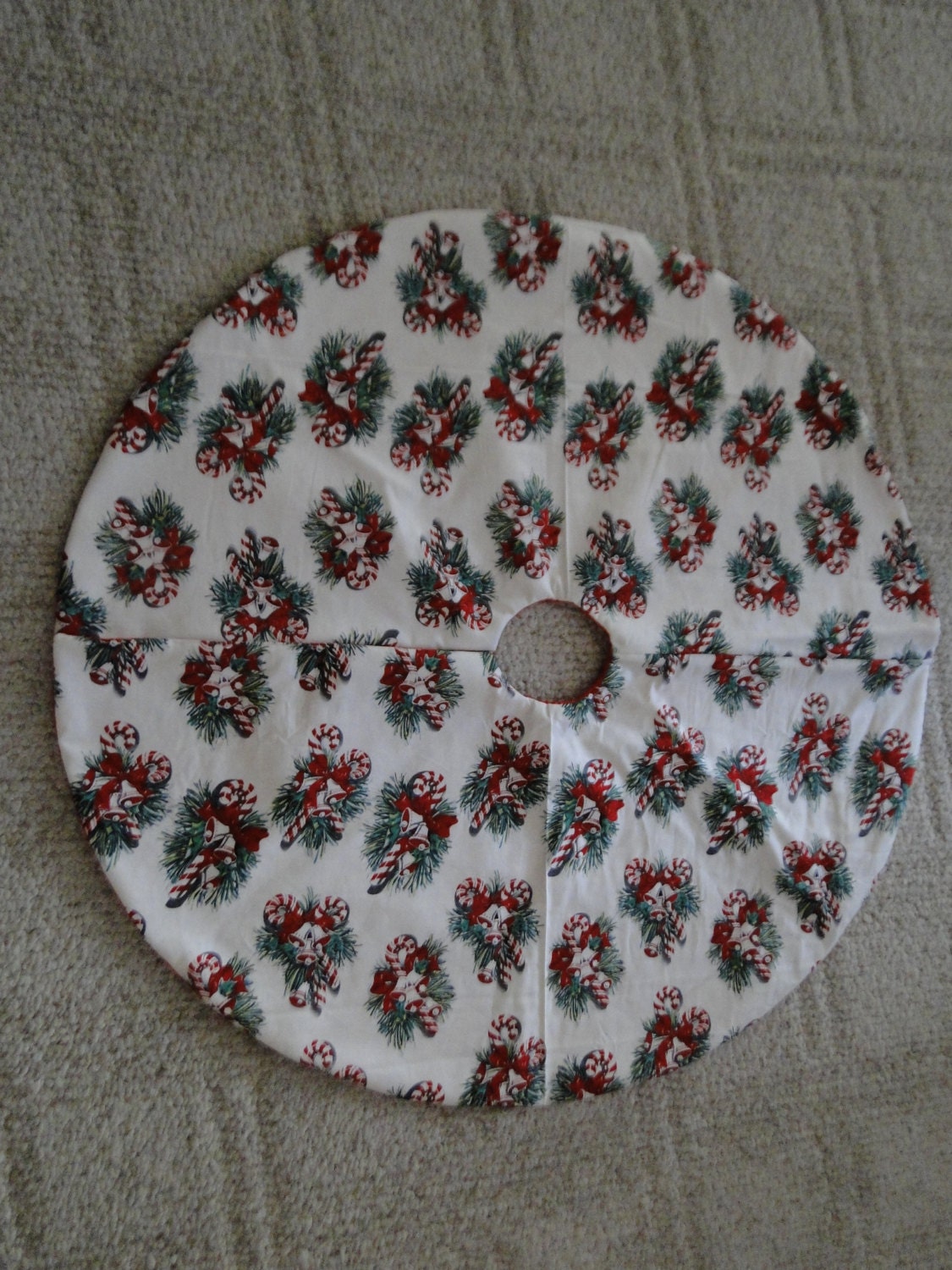 Candy Canes and Wreaths Tree Skirt (large)