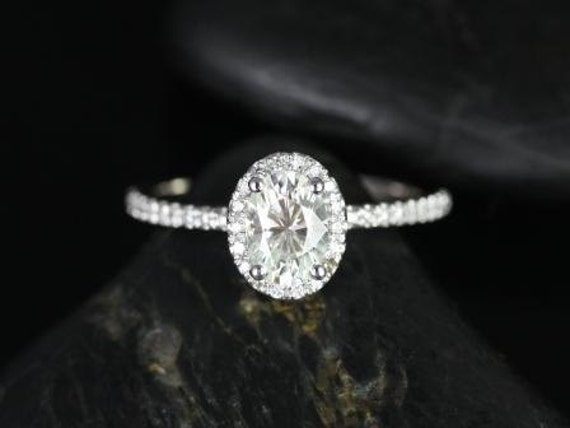 Oval engagement ring diamond band