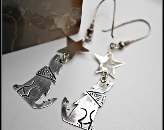 sterling dangle earrings - howling coyote with scarf - south western - light weight silver earring