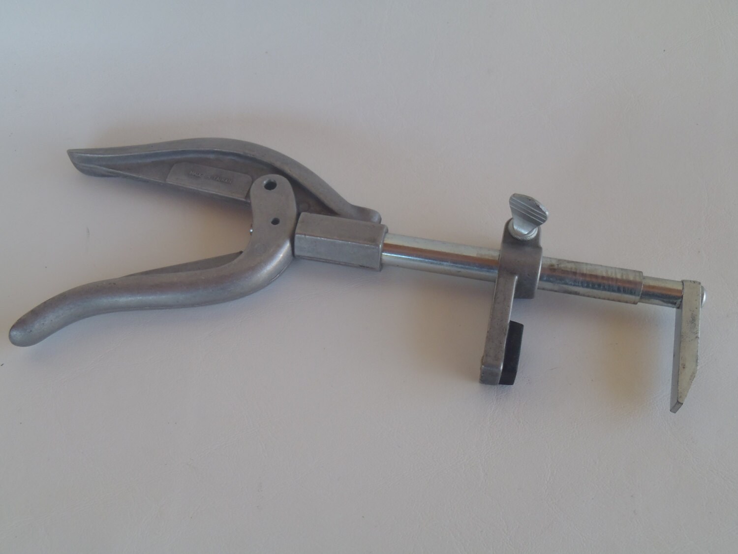 Picture framing brad setter squeezer