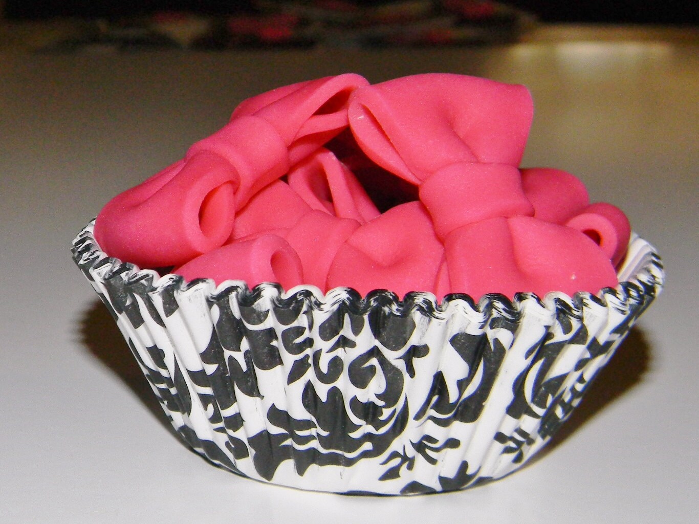 12 Hot Pink Fondant Bows 1.5 by SugarSweetsNTreats on Etsy