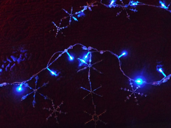 Stunning 10 ft Snowflake Icicle Lighted Garland beaded