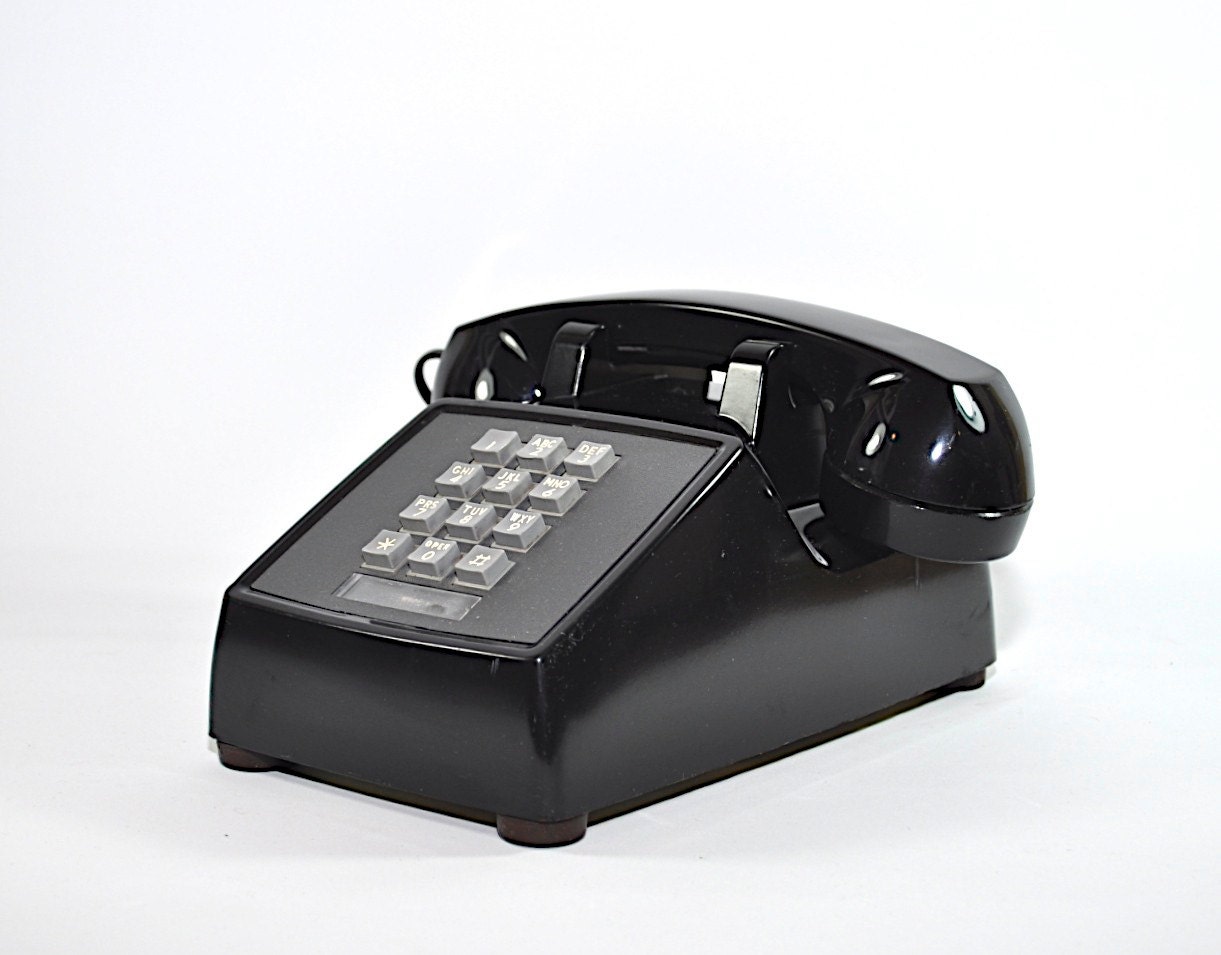 Телефон 80х. Мобильники 80х годов. Стационарный телефон 80х годов. Телефонный аппарат 80-х годов.