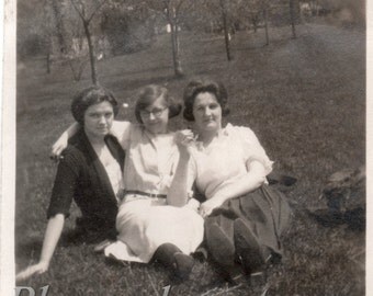 Vintage Photo ~ Edwardian Girlfriends ~ Vintage Snapshot Photo