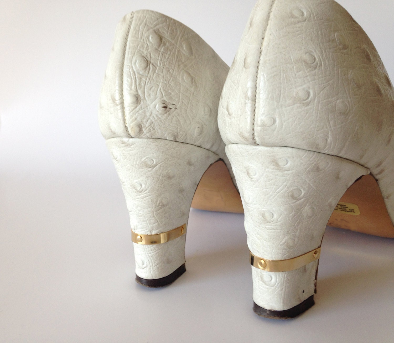 Vintage leather Pumps / White womens Shoes / Faux Ostrich