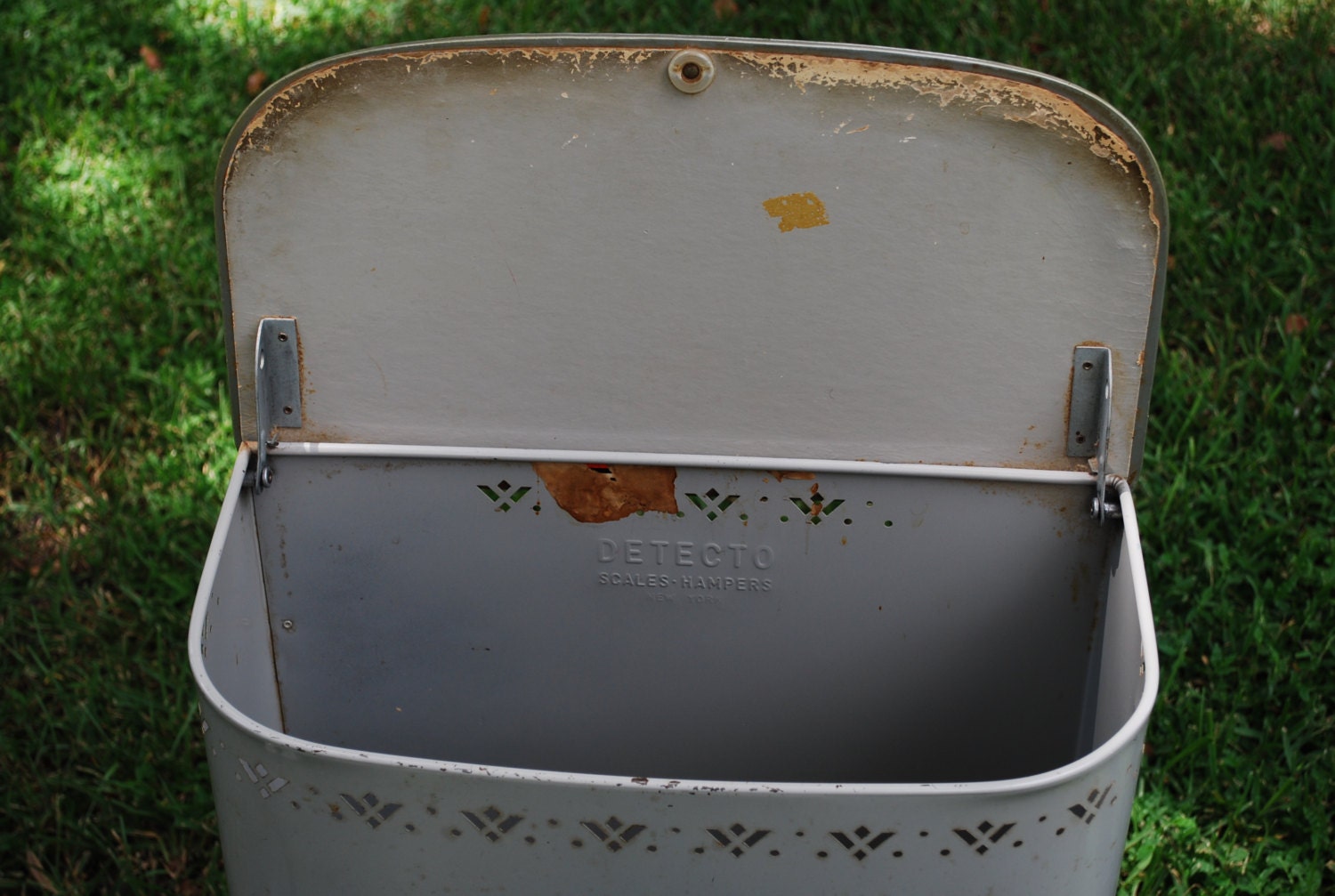 Vintage DETECTO Tole Painted Laundry Hamper And Tissue Holder Vintage DETECTO Tole Painted Laundry Hamper And Tissue Holder