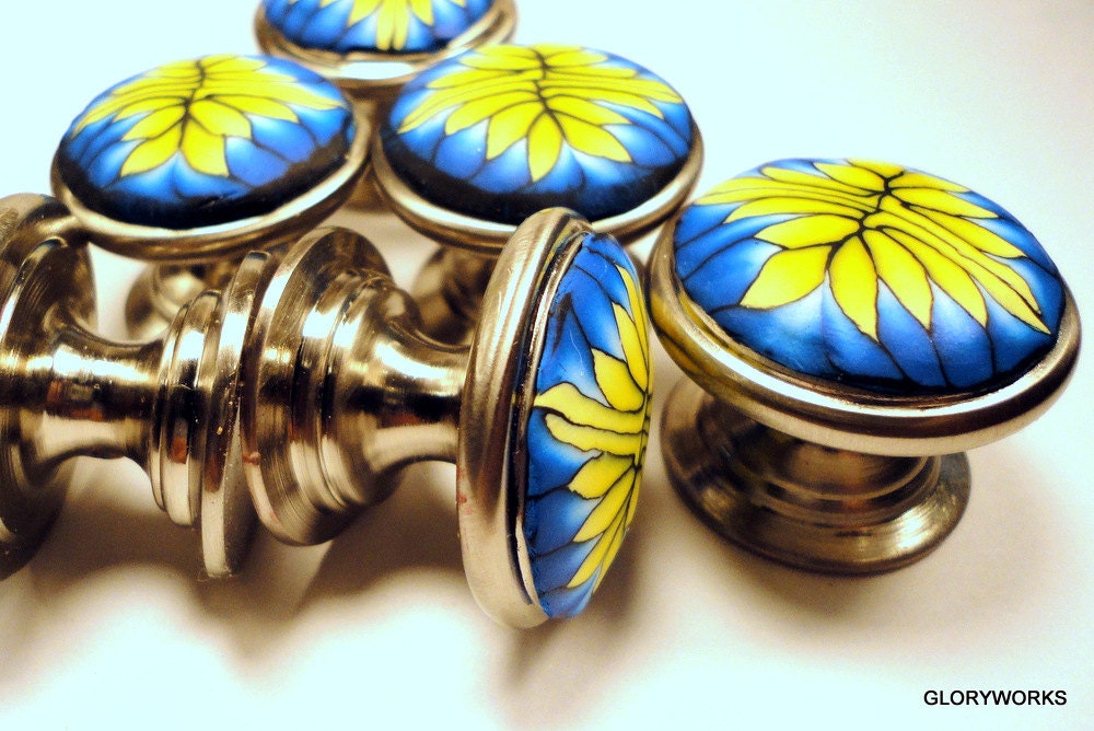 Knobs/ Pulls 8 Decorative knobs yellow blue