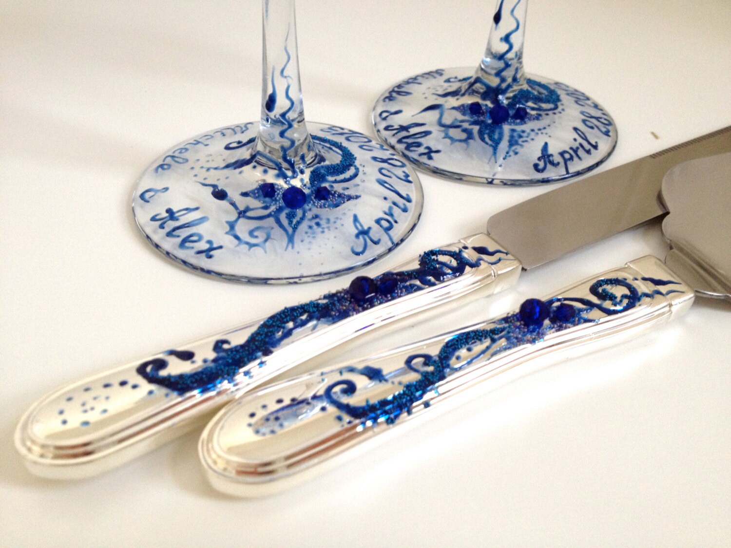  Wedding  cake  serving  set  hand decorated with royal blue