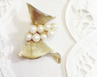 Gold Tone Ridged Vintage Bow Brooch with Pearl Accents