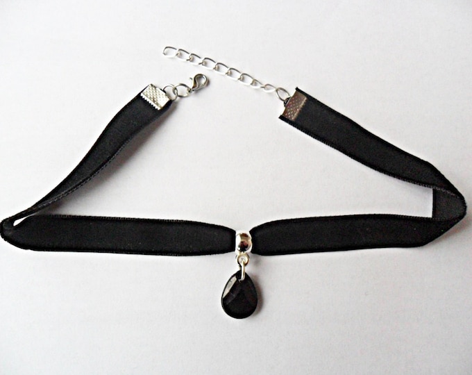 Velvet choker with black teardrop pendant and a width of 3/8”inch/ ribbon choker necklace/ pick your neck size)