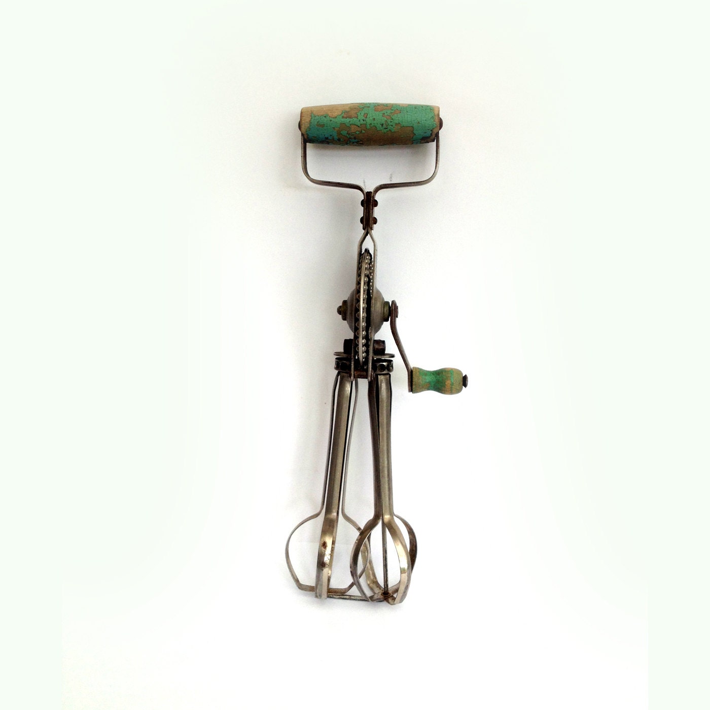 Vintage Whisk. Hand Whisk. 1940s Kitchenalia. Vintage egg