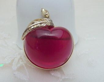 Red Lucite Apple Sarah Coventry Brooch Goldtone Metal