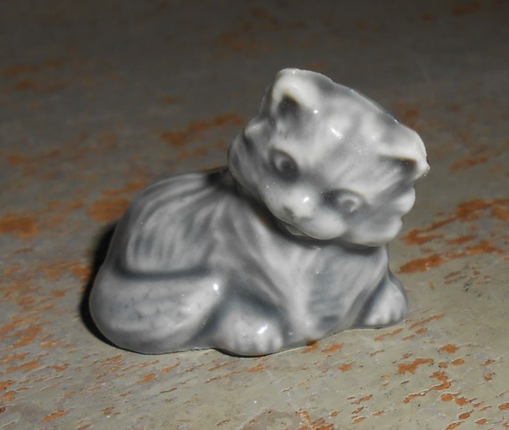 Vintage Figurine Wade England Cat Blue Kitten Red by TheBackShak