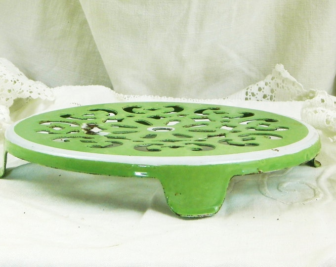 Vintage French Pea Green Enamelware Metal Trivet / Hot Plate / Heat Mat, Country Cottage Kitchen Decor, Enameled Kitchenware from France Vintage French Pea Green Enamelware Metal Trivet / Hot Plate / Heat Mat, Country Cottage Kitchen Decor, Enameled Kitchenware from France