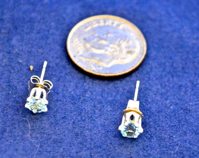 Sky Blue Topaz Studs, 4mm Round, VVS, Bright Blue, Excellent Luster, 0.80ct E372