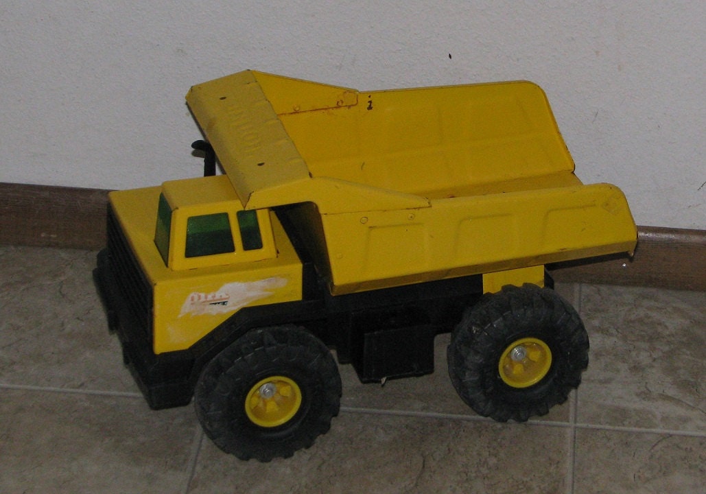 vintage metal tonka dump truck