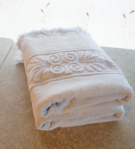 pair vintage bath towels pale blue with border 21 x40 vintage