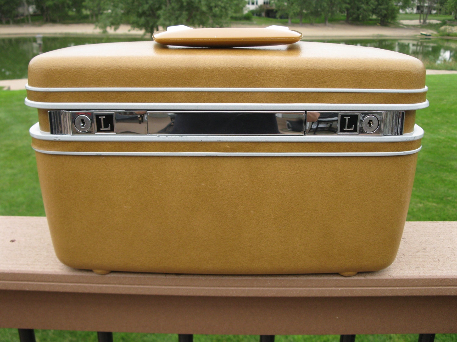 SUPER NICE Samsonite train case with KEYS