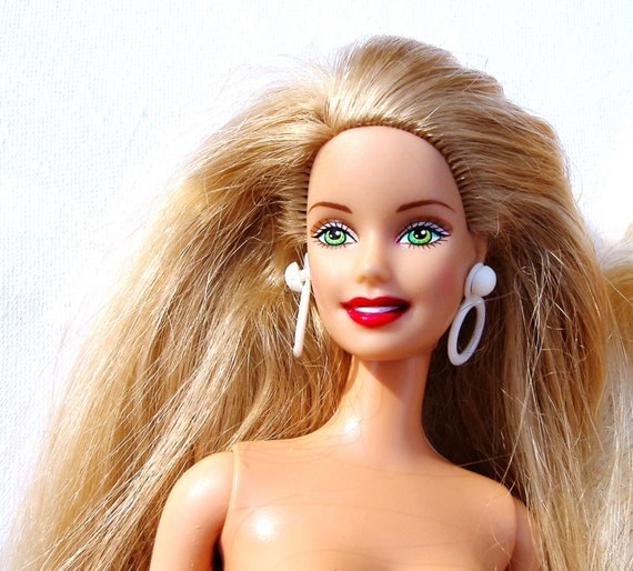 Actresses with long blonde hair barbie doll