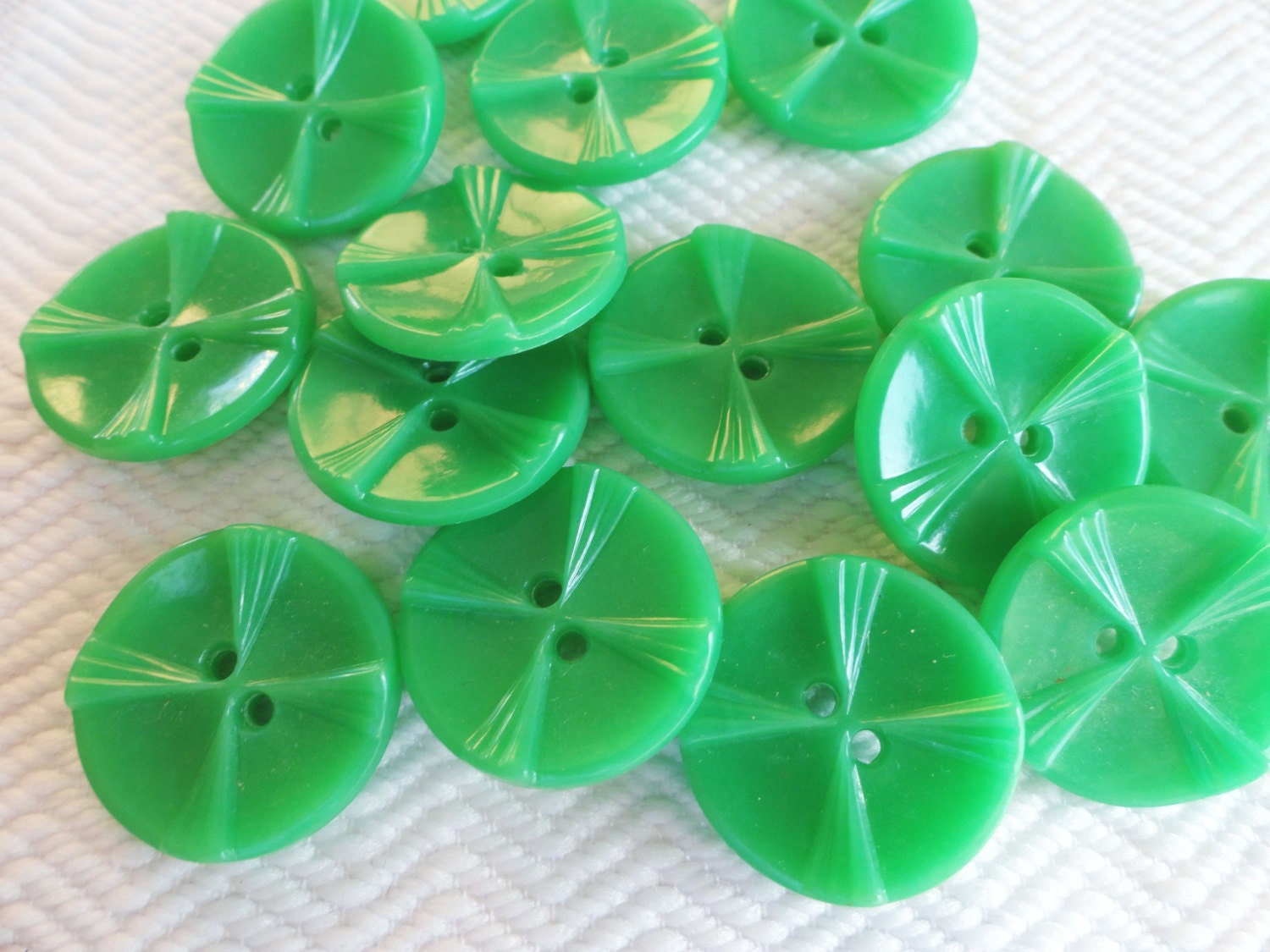 Spring Green Vintage Buttons 8 Mid Century 7/8 inch 23mm Sew