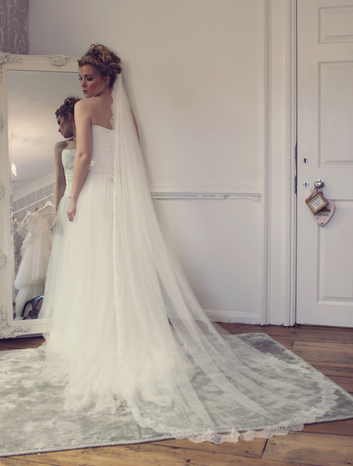 Wedding veil. Long lace Chapel length bridal veil trimmed