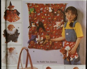 Simplicity 0657 Tote Organizers, Apron, Sleeping Bag & Clothes for Bean Bag Animals Sewing Pattern