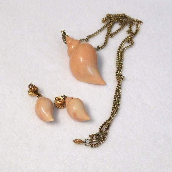 Avon Shell Earrings and Necklace Set Vintage Sea Swirl 1975