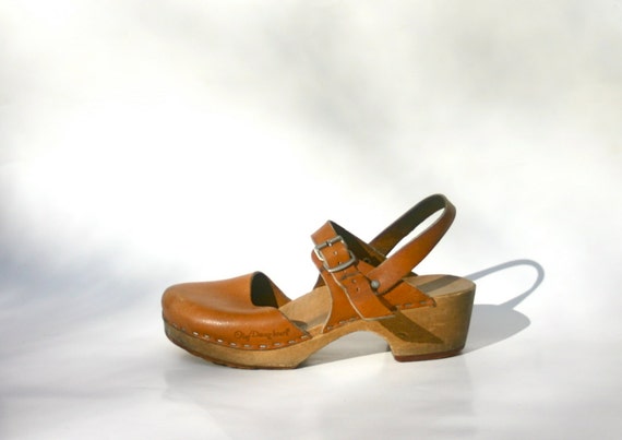 70s platform wooden leather clogs / sand brown Swedish sandals
