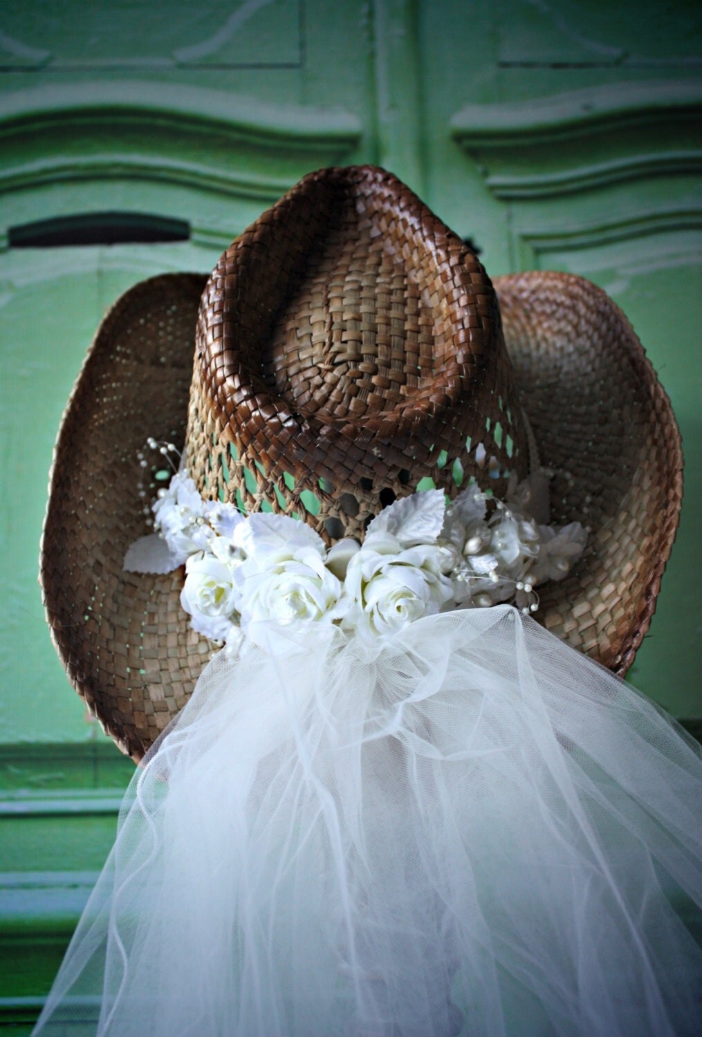 Western-cowgirl-wedding-hat-ivory-white-veil-rustic-bride-coun