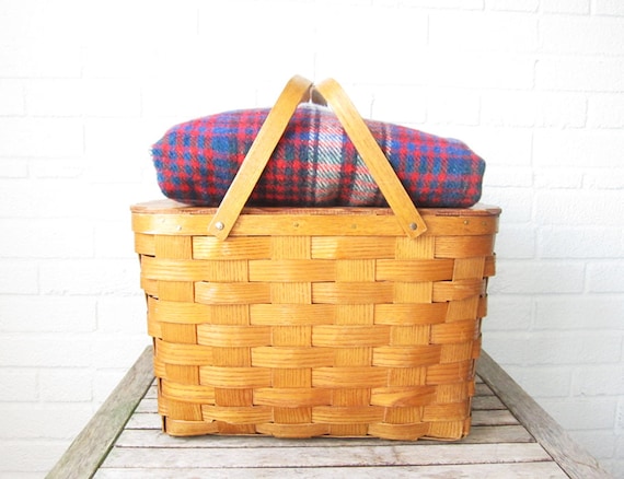 Vintage woven picnic basket from La Roux Vintage