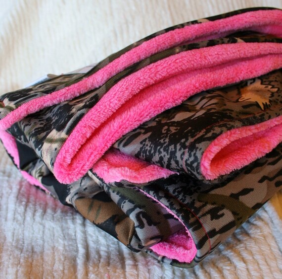 Realtree Camo Blanket and Bubblegum Pink Cuddle Fleece with