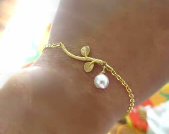 Gold branch with leaves with white pearl dangle bracelet 7inch