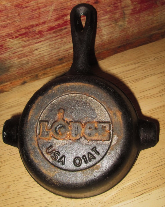 Lodge Cast Iron Skillet Ashtray. G080