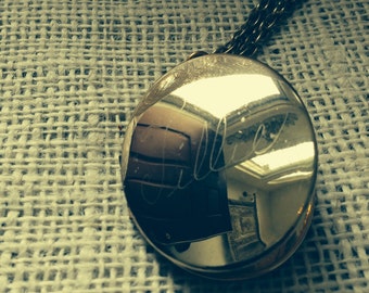 VINTAGE 1966 Oval Picture Locket With 24 inch Chain