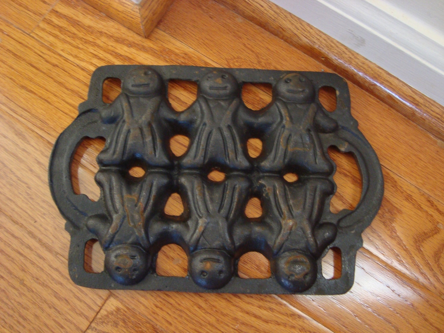 Vintage John Wright Cast Iron Gingerbread Man Baking Pan Mold