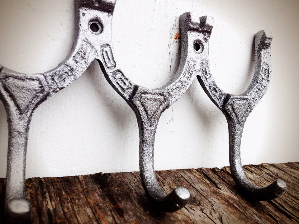 BOLD triple horseshoe wall hook // shimmering metallic silver
