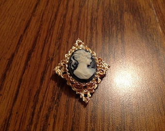 Vintage Gerry's Cameo brooch in Gold Tone