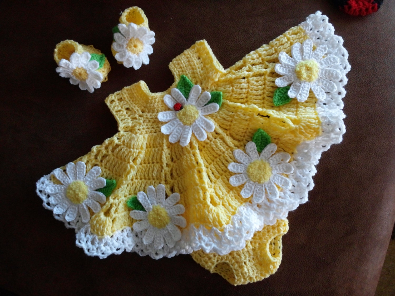 Crochet baby dress set with daisies